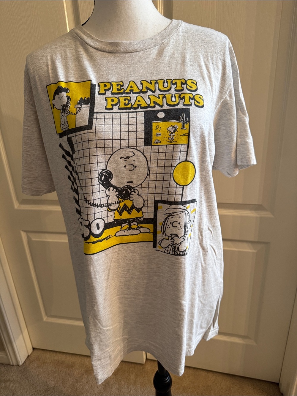 Peanuts Crewneck Tee - Gray with Yellow & Black Print - Size Large